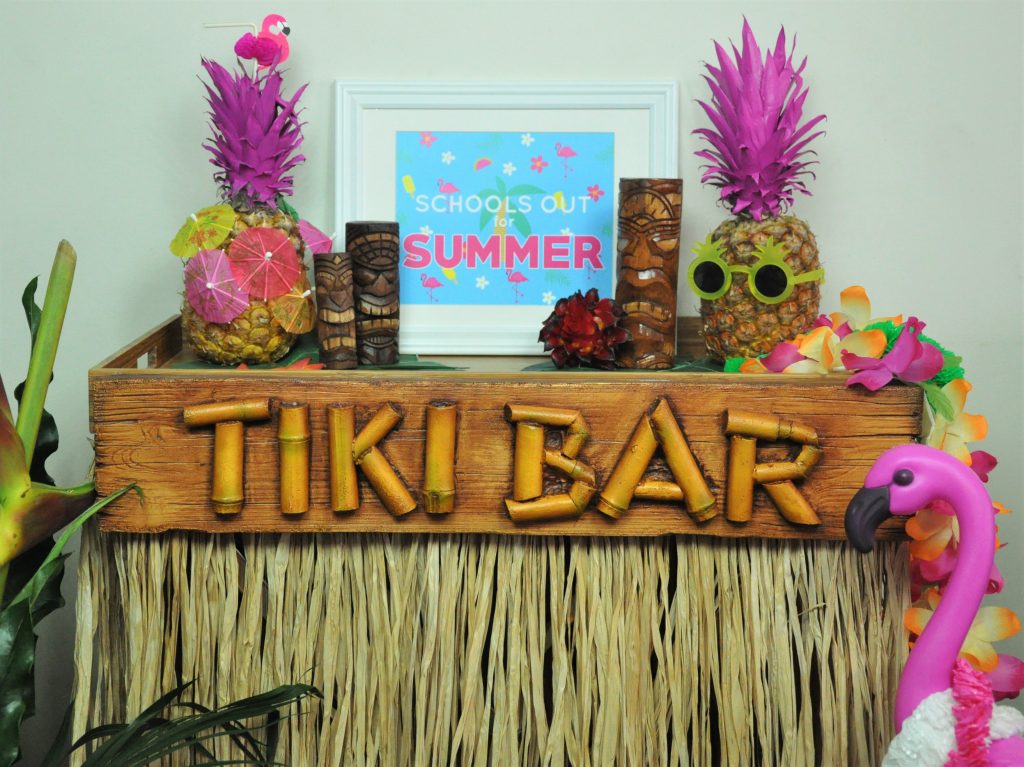 Easy and fun DIY photobooth for your tropical party - Fern and Maple