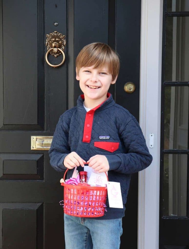 Create "Laboratory Kits" for kids who love to learn this Valentine's Day! Get all of the details for a pink and red Valentine's Day Science Party for kids now at fernandmaple.com!