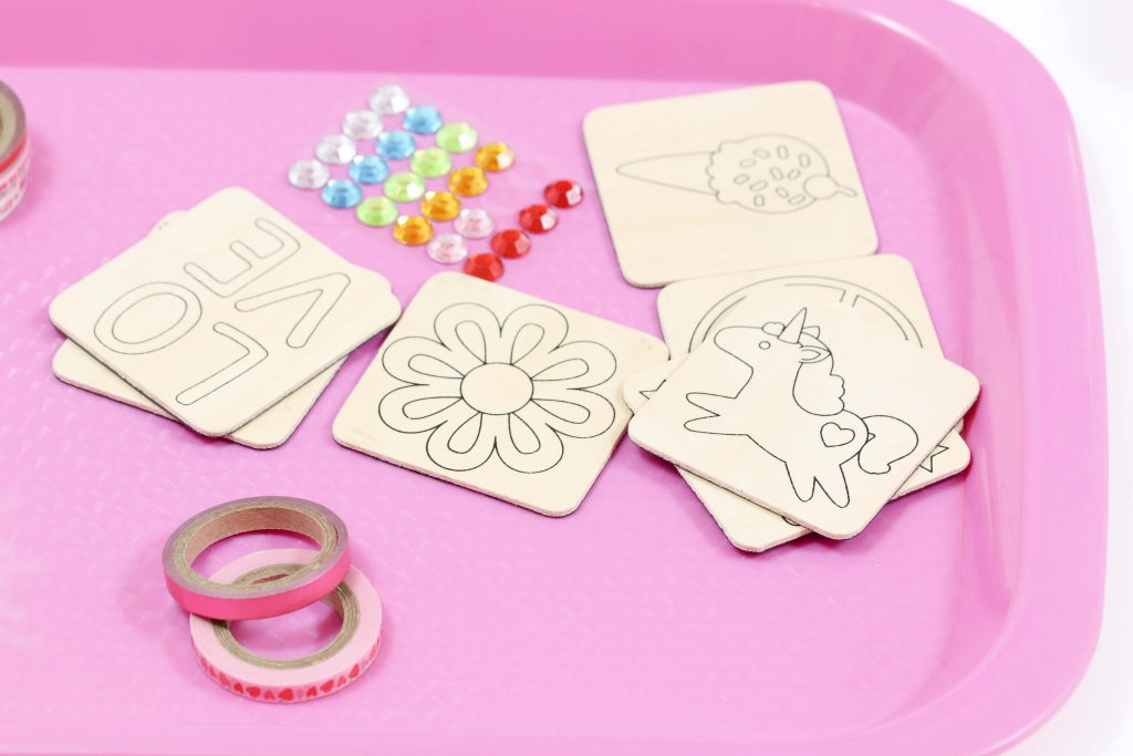 Valentine's crafts for a Valentine's Day Craft Party for Kids with fringe heart backdrop, craft cart, and craft table ideas! Get all of the details now at fernandmaple.com!