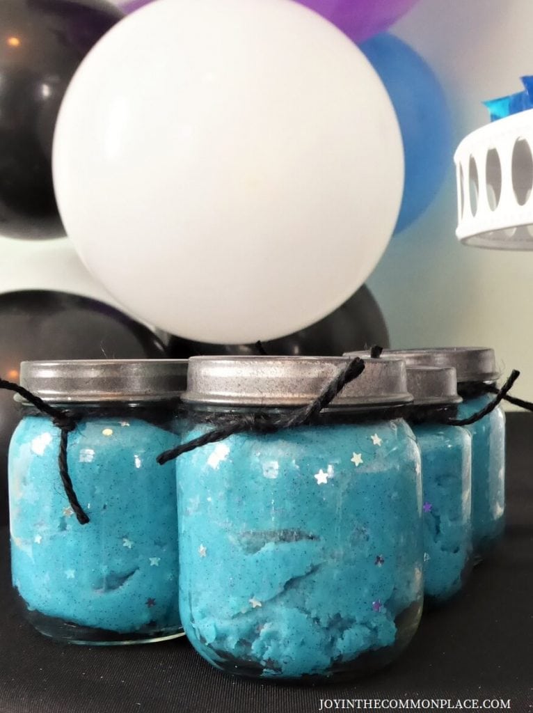 DIY Galaxy Dough - get more space-themed craft ideas now at fernandmaple.com!
