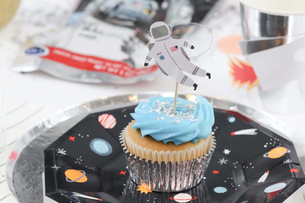 Space Party Cupcakes - Looking to throw a Space or Rocket themed birthday? Check out this game-changing “party in a box” recommendation as well as tips for personalizing the party! Get details now at fernandmaple.com.