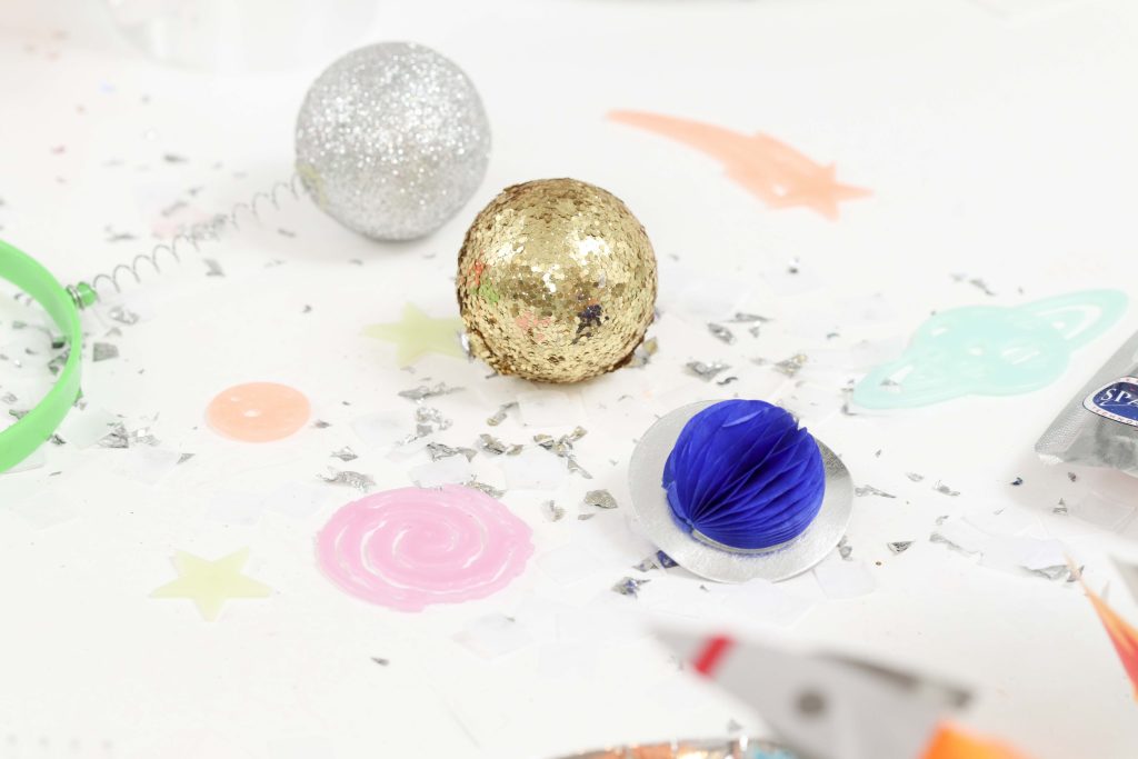 Space Party Table Decor - Looking to throw a Space or Rocket themed birthday? Check out this game-changing “party in a box” recommendation as well as tips for personalizing the party! Get details now at fernandmaple.com.