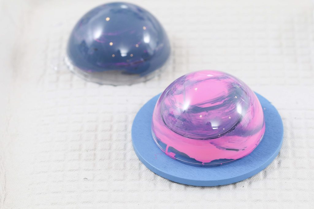 DIY Planet Ornaments - get more space-themed craft ideas now at fernandmaple.com!