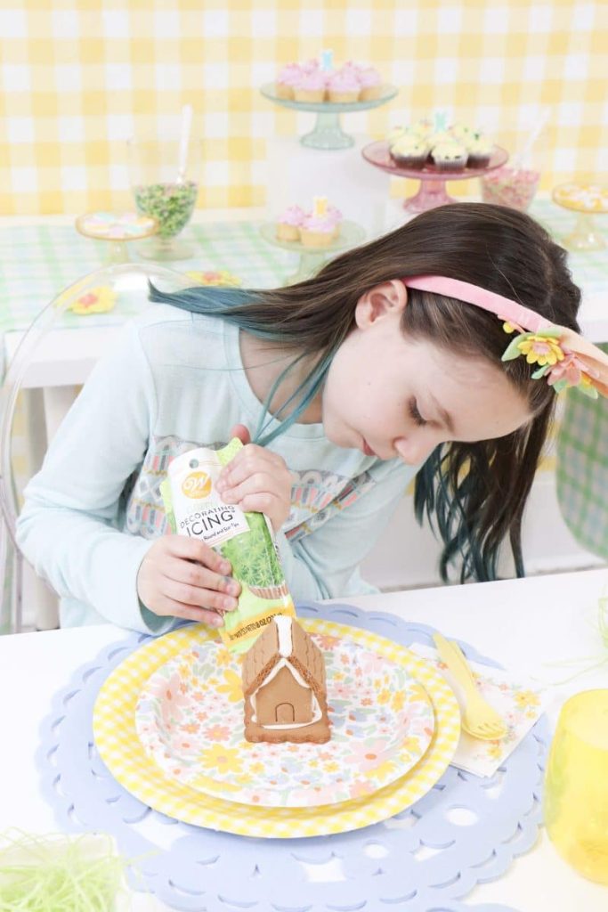 Spring Gingerbread House decorating party - get more Spring Party inspiration now at fernandmaple.com!