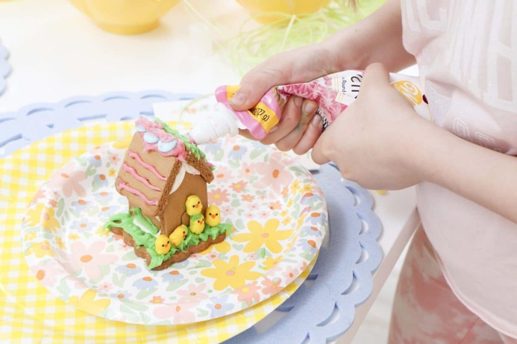 Spring Gingerbread House decorating party - get more Spring Party inspiration now at fernandmaple.com!