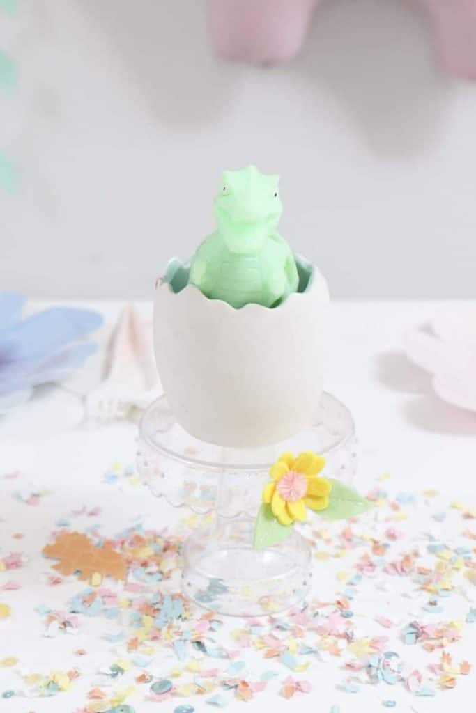 DIY Pastel Spring Dinosaur Centerpieces - get more Spring Dinosaur Party inspiration at fernandmaple.com!