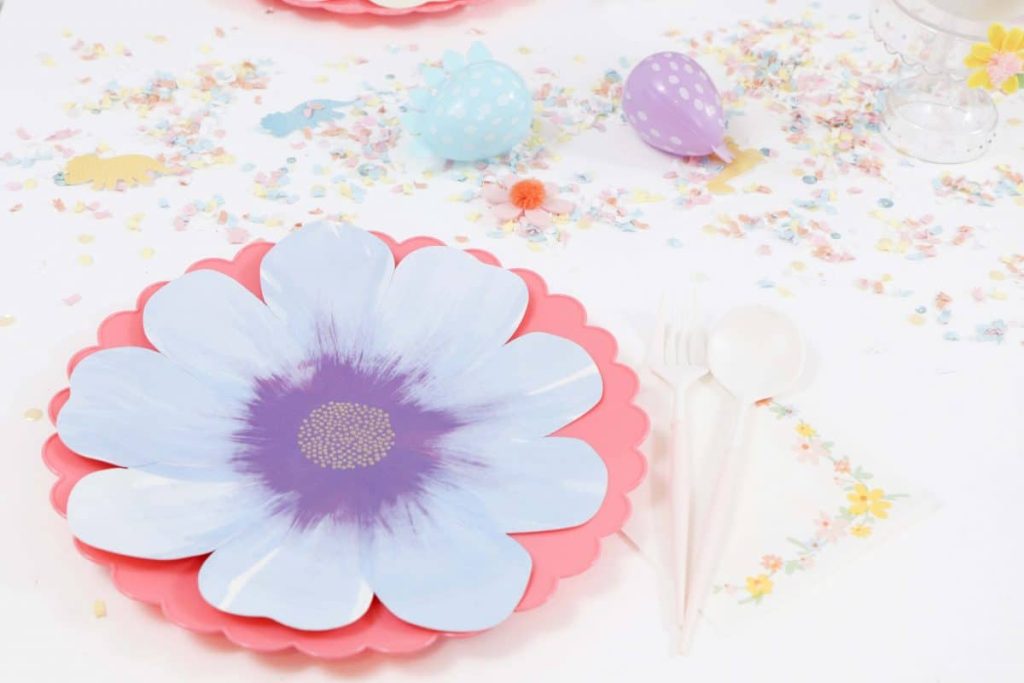 DIY Pastel Spring Dinosaur Party Floral Place Settings - get more Spring Dinosaur Party inspiration at fernandmaple.com!