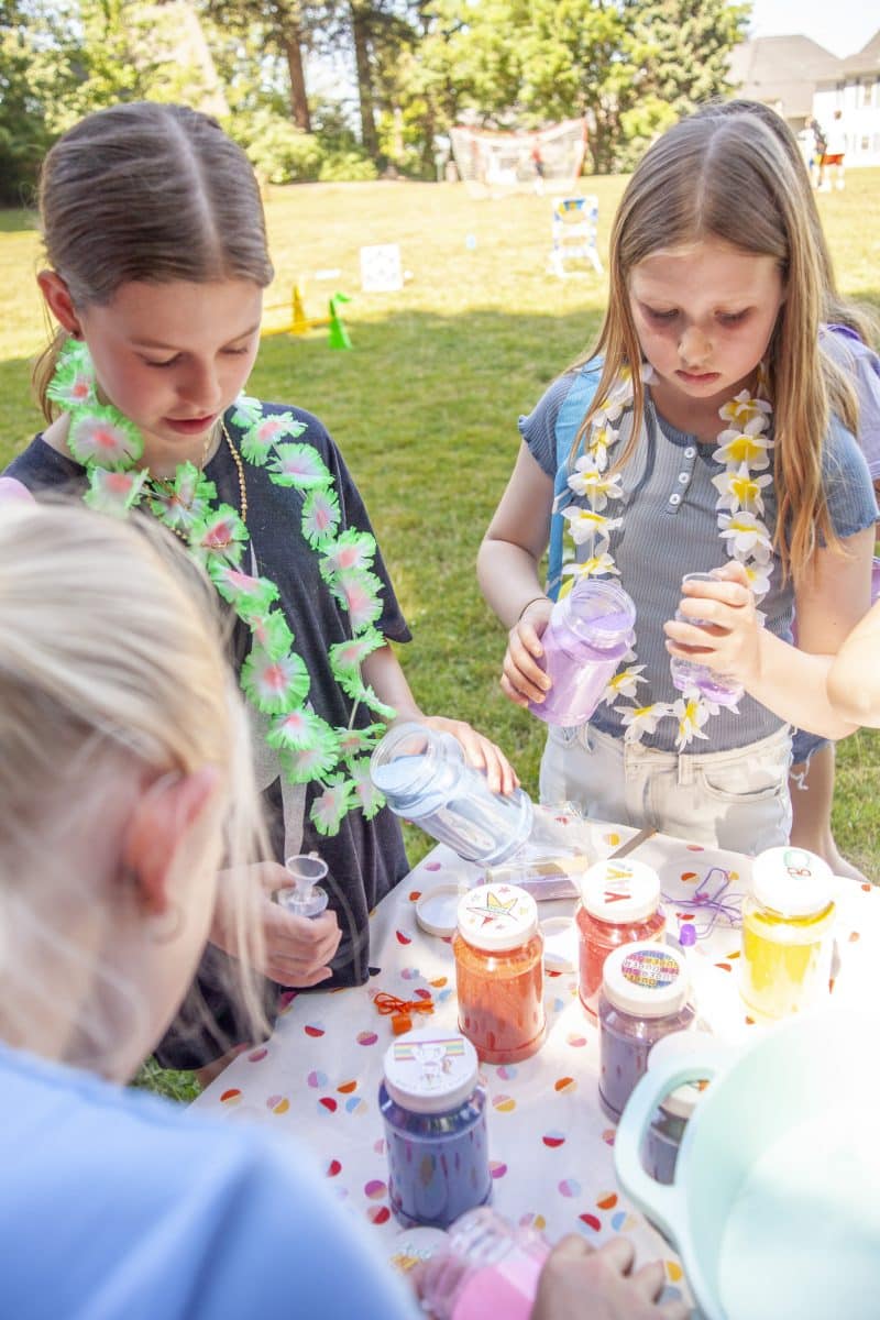 Decorating Frisbees for a Summer Party Craft - Make and Takes