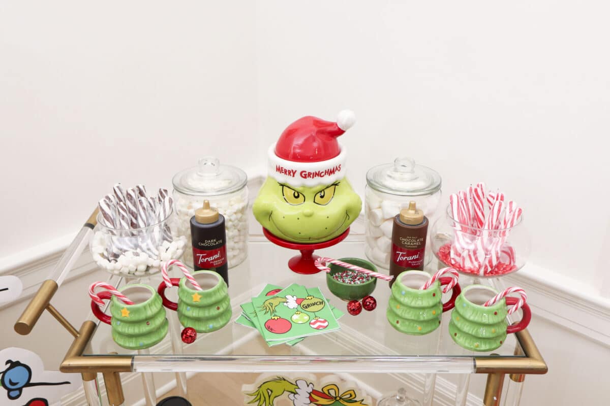 GRINCH-HOT-COCOA-BAR-001